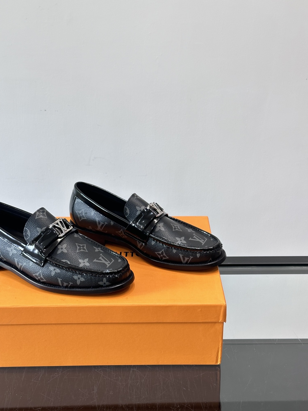 ◾️▫️L.v~高端男士正装休闲皮鞋，经典款，高端大气，进口牛皮打造，小牛皮透气内里，真皮大底，顶级品质