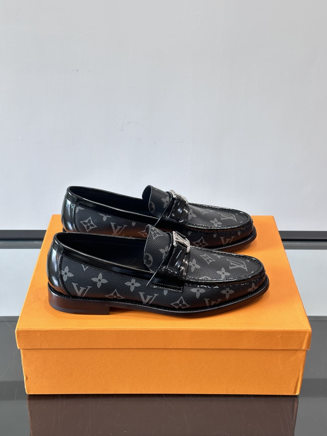 NO:552851,L.v~ High-end men's formal casual leather shoes, classic style, high-end atmosphere, made of imported cowhide, calfskin breathable lining, genuine leather outsole, top quality!  , size39-44 (customized at 38.45), LV leather shoes, louis vuitton, cowhide, Leather soles19860909L.v~高端男士正装休闲皮鞋,经典款,高端大气,进口牛皮打造,小牛皮透气内里,真皮大底,顶级品质！ ,size39-44（38.45定制）,LV 皮鞋,louis vuitton,cowhide,Leather soles,Men's shoes