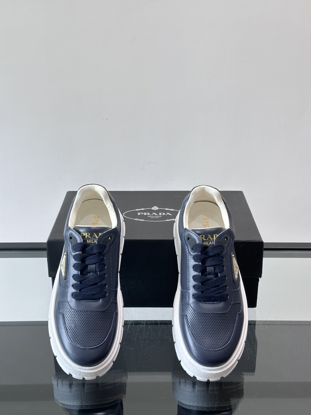 ◾️▫️P 家高品质原单精品男士运动鞋👟，运动鞋融优雅的创意设计以及Pra*系列典型的材质于一身。彰显品