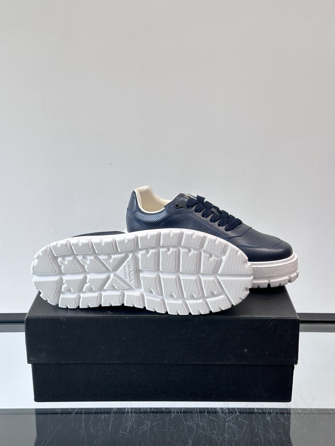 ◾️▫️P 家高品质原单精品男士运动鞋👟，运动鞋融优雅的创意设计以及Pra*系列典型的材质于一身。彰显品