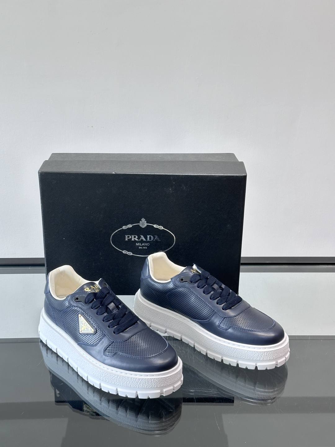 ◾️▫️P 家高品质原单精品男士运动鞋👟，运动鞋融优雅的创意设计以及Pra*系列典型的材质于一身。彰显品