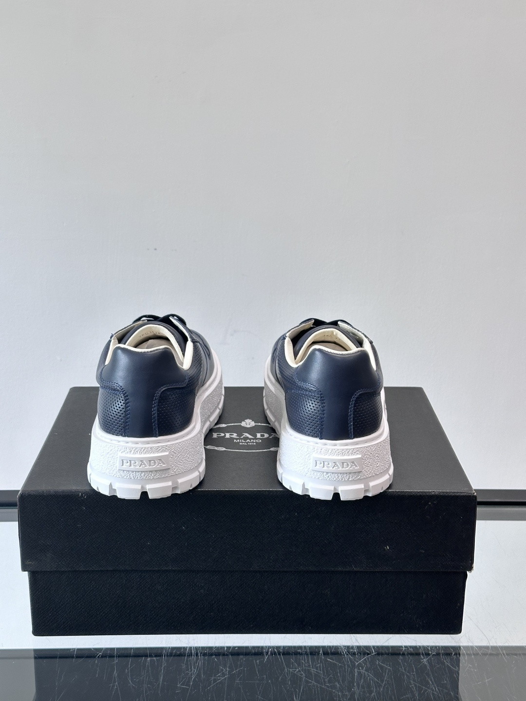 ◾️▫️P 家高品质原单精品男士运动鞋👟，运动鞋融优雅的创意设计以及Pra*系列典型的材质于一身。彰显品