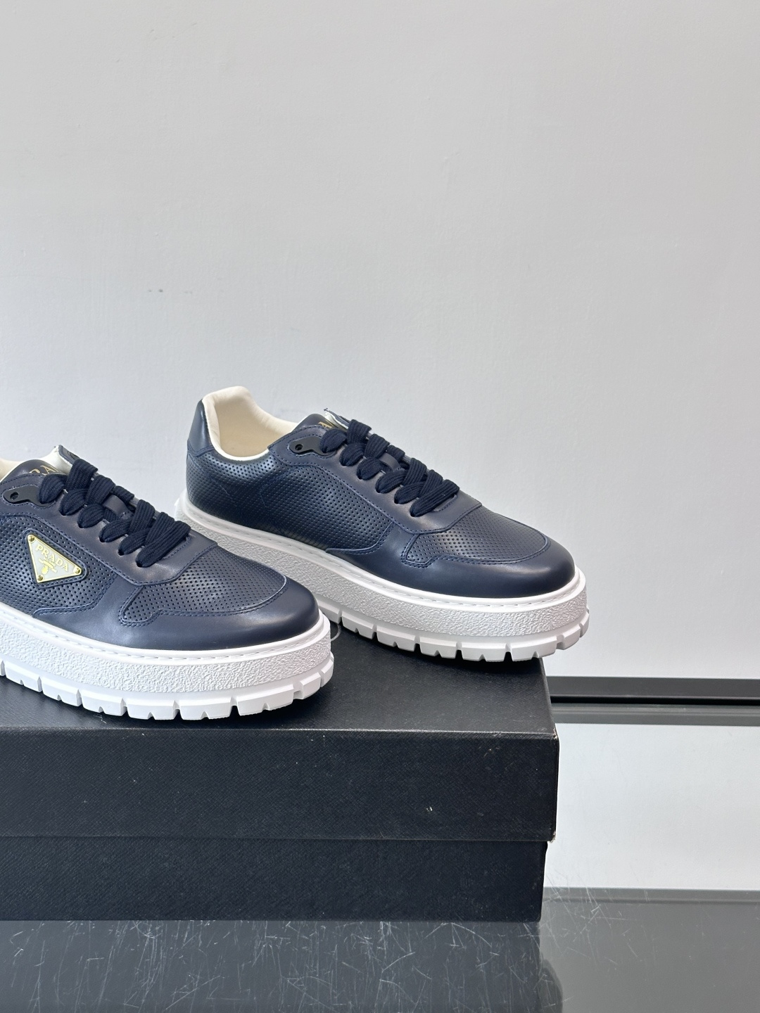 ◾️▫️P 家高品质原单精品男士运动鞋👟，运动鞋融优雅的创意设计以及Pra*系列典型的材质于一身。彰显品