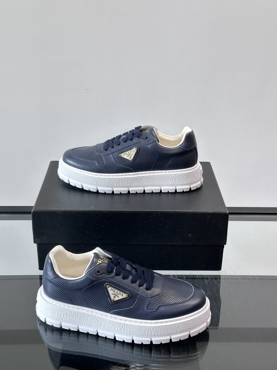 ◾️▫️P 家高品质原单精品男士运动鞋👟，运动鞋融优雅的创意设计以及Pra*系列典型的材质于一身。彰显品