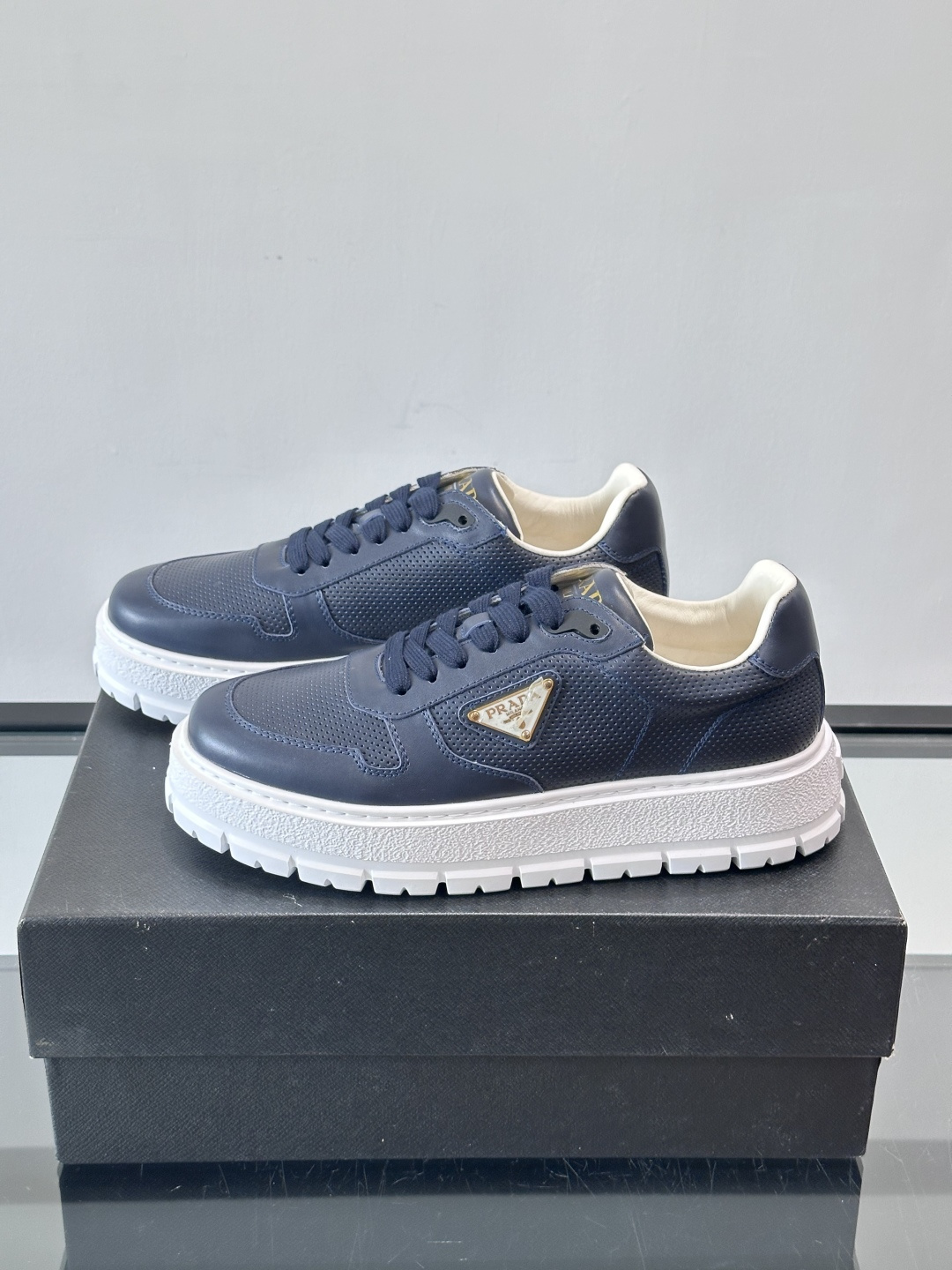 ◾️▫️P 家高品质原单精品男士运动鞋👟，运动鞋融优雅的创意设计以及Pra*系列典型的材质于一身。彰显品