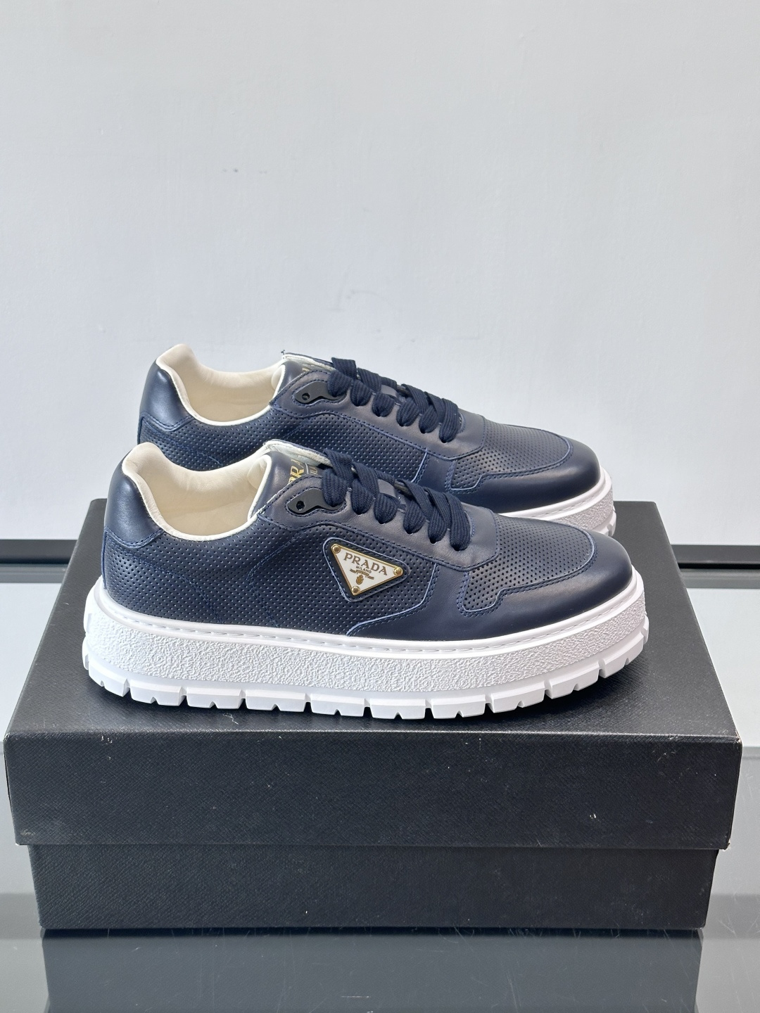 ◾️▫️P 家高品质原单精品男士运动鞋👟，运动鞋融优雅的创意设计以及Pra*系列典型的材质于一身。彰显品