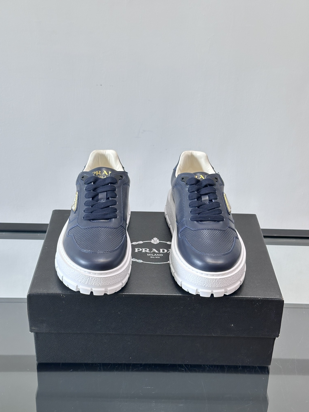 ◾️▫️P 家高品质原单精品男士运动鞋👟，运动鞋融优雅的创意设计以及Pra*系列典型的材质于一身。彰显品