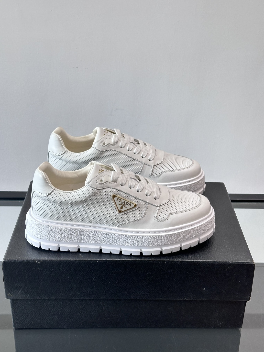 ◾️▫️P 家高品质原单精品男士运动鞋👟，运动鞋融优雅的创意设计以及Pra*系列典型的材质于一身。彰显品