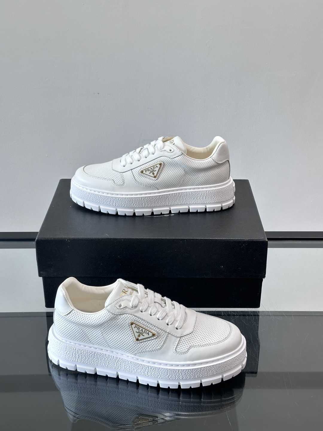 ◾️▫️P 家高品质原单精品男士运动鞋👟，运动鞋融优雅的创意设计以及Pra*系列典型的材质于一身。彰显品