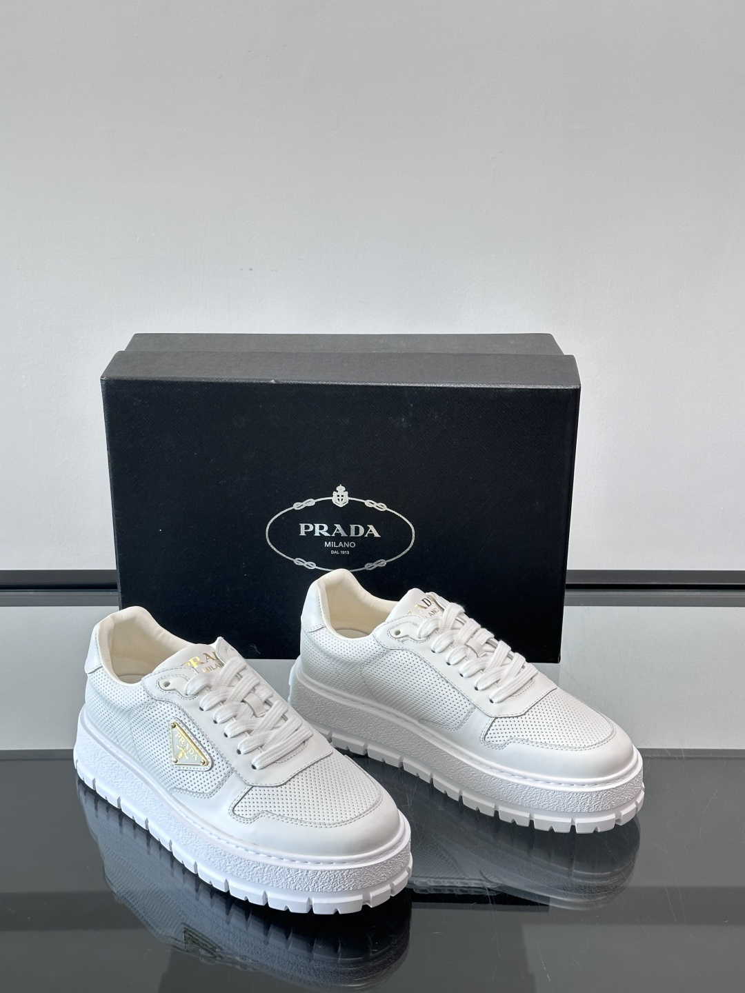 ◾️▫️P 家高品质原单精品男士运动鞋👟，运动鞋融优雅的创意设计以及Pra*系列典型的材质于一身。彰显品