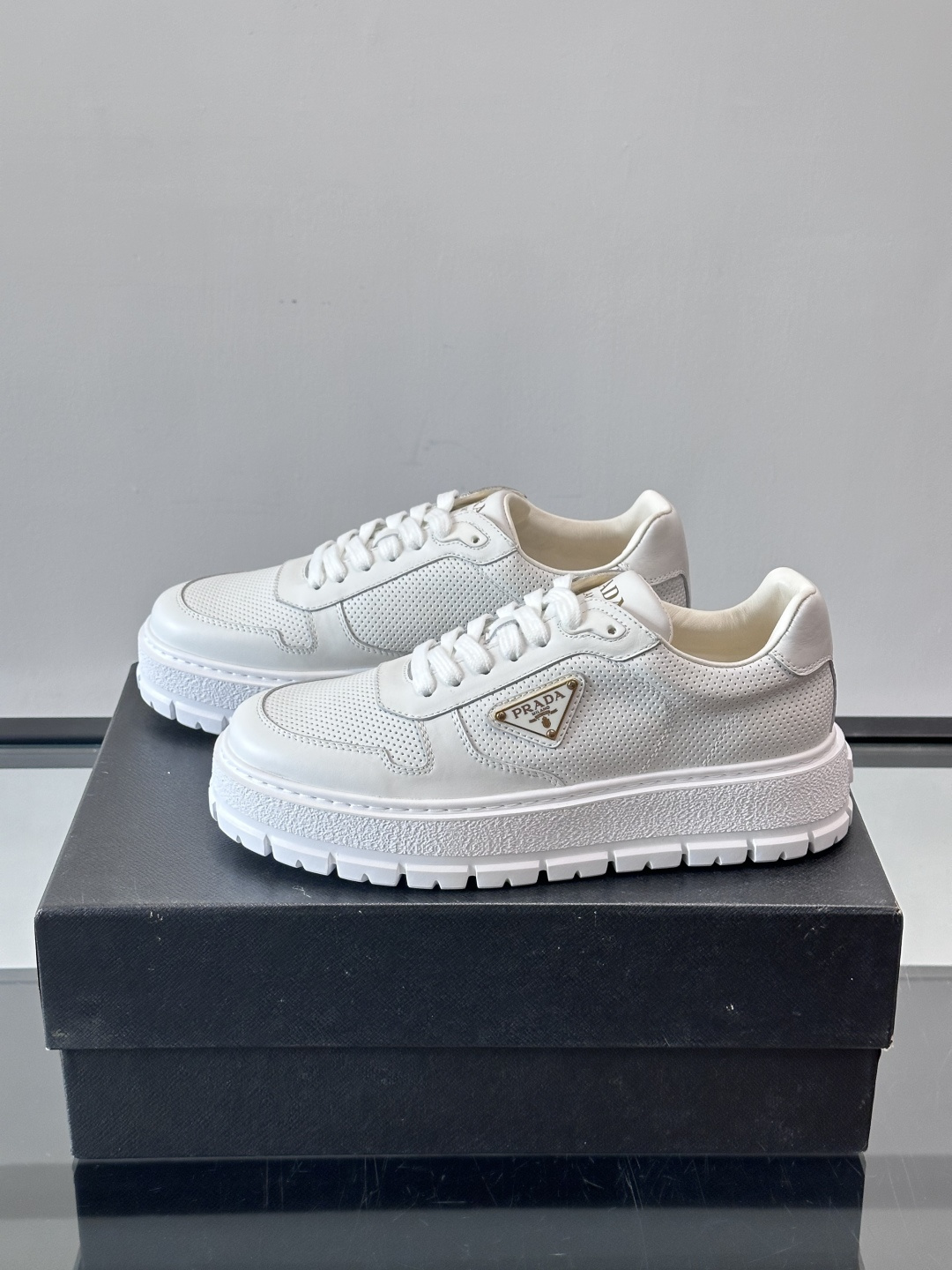 ◾️▫️P 家高品质原单精品男士运动鞋👟，运动鞋融优雅的创意设计以及Pra*系列典型的材质于一身。彰显品