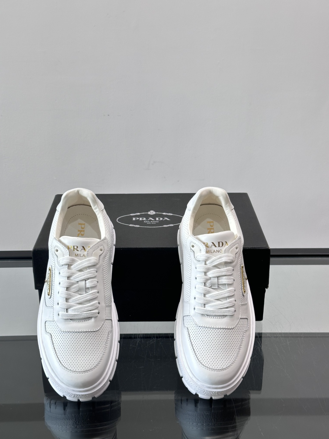 ◾️▫️P 家高品质原单精品男士运动鞋👟，运动鞋融优雅的创意设计以及Pra*系列典型的材质于一身。彰显品