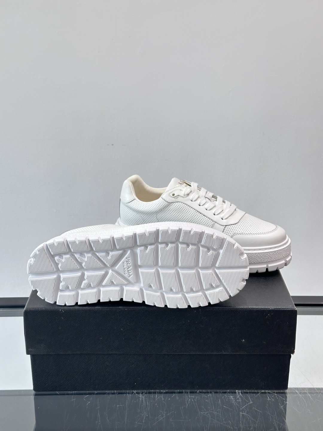 ◾️▫️P 家高品质原单精品男士运动鞋👟，运动鞋融优雅的创意设计以及Pra*系列典型的材质于一身。彰显品