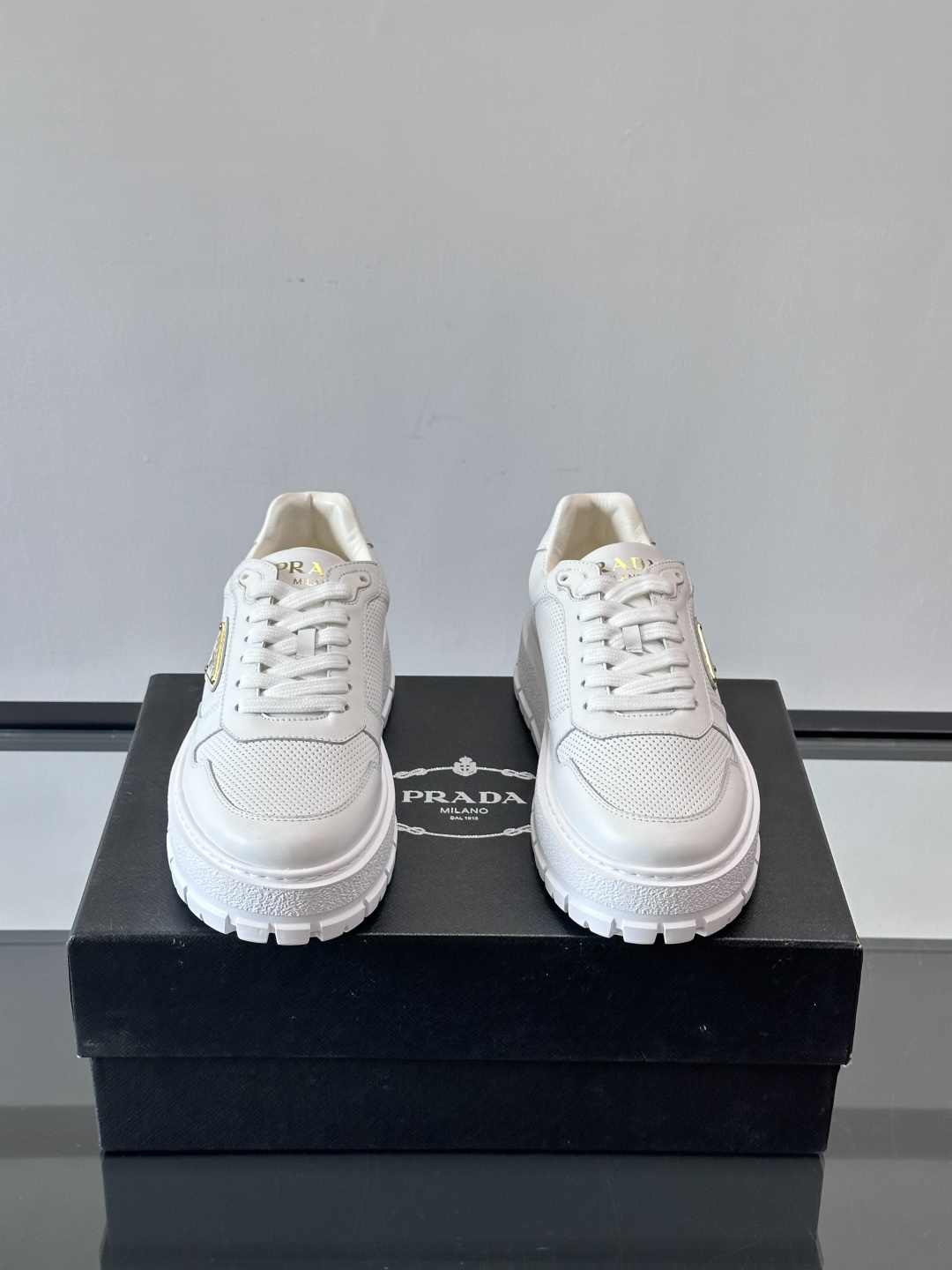 ◾️▫️P 家高品质原单精品男士运动鞋👟，运动鞋融优雅的创意设计以及Pra*系列典型的材质于一身。彰显品