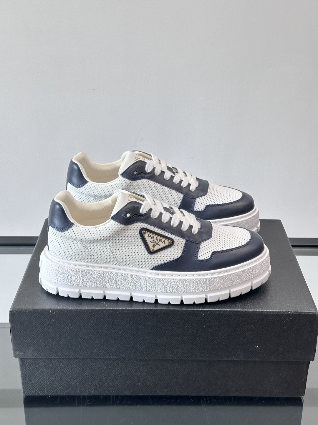 ◾️▫️P 家高品质原单精品男士运动鞋👟，运动鞋融优雅的创意设计以及Pra*系列典型的材质于一身。彰显品