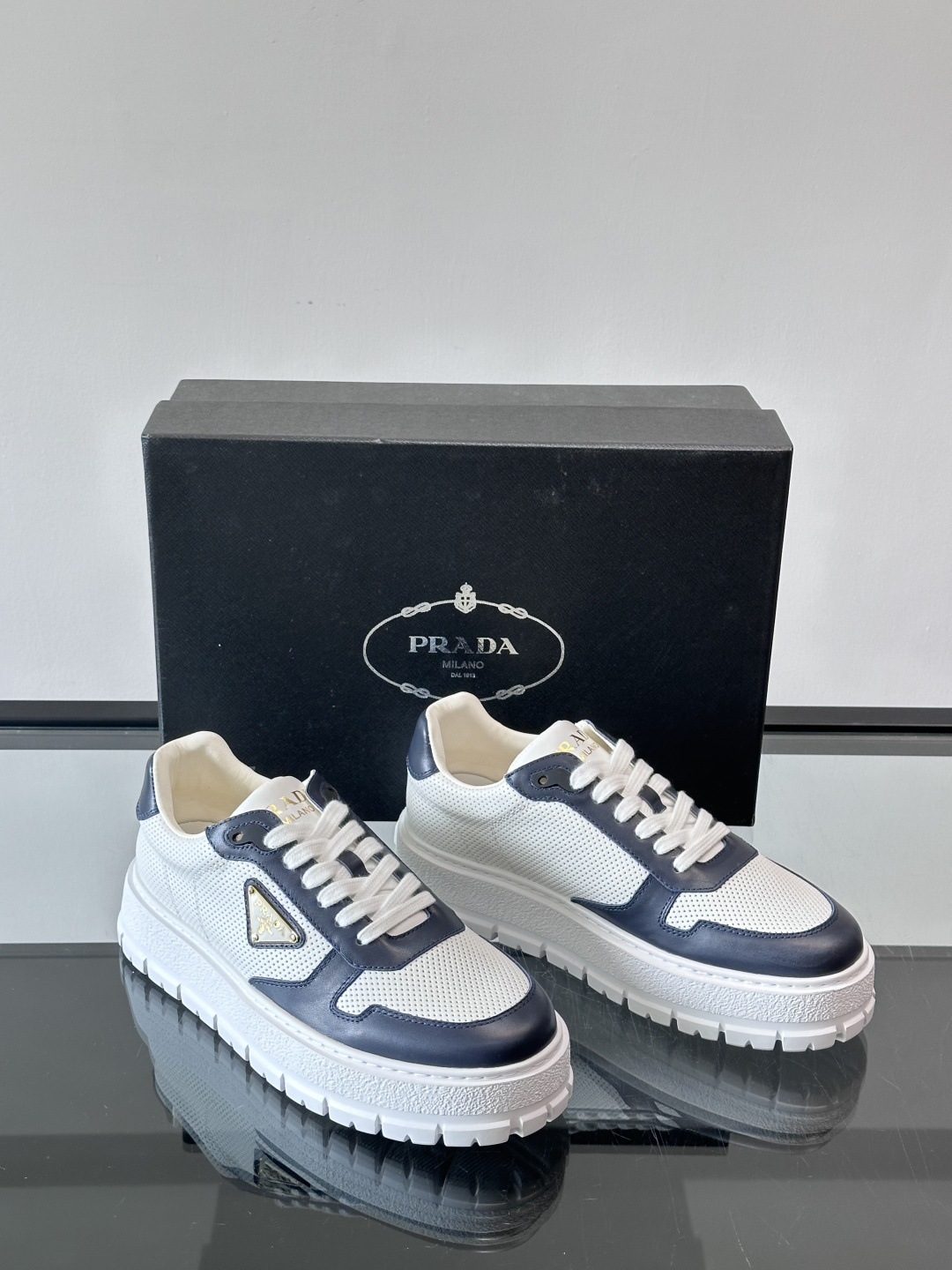 ◾️▫️P 家高品质原单精品男士运动鞋👟，运动鞋融优雅的创意设计以及Pra*系列典型的材质于一身。彰显品