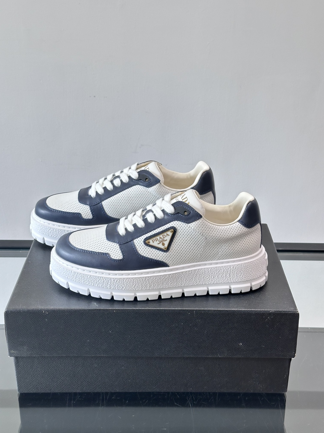 ◾️▫️P 家高品质原单精品男士运动鞋👟，运动鞋融优雅的创意设计以及Pra*系列典型的材质于一身。彰显品
