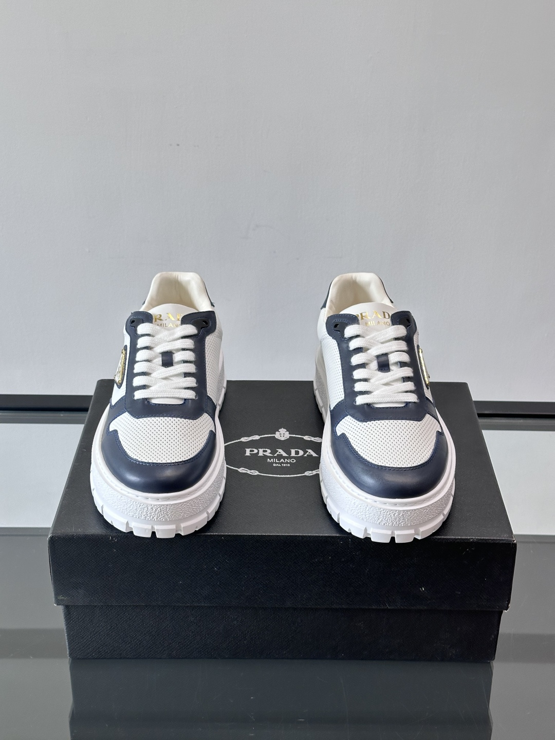 ◾️▫️P 家高品质原单精品男士运动鞋👟，运动鞋融优雅的创意设计以及Pra*系列典型的材质于一身。彰显品