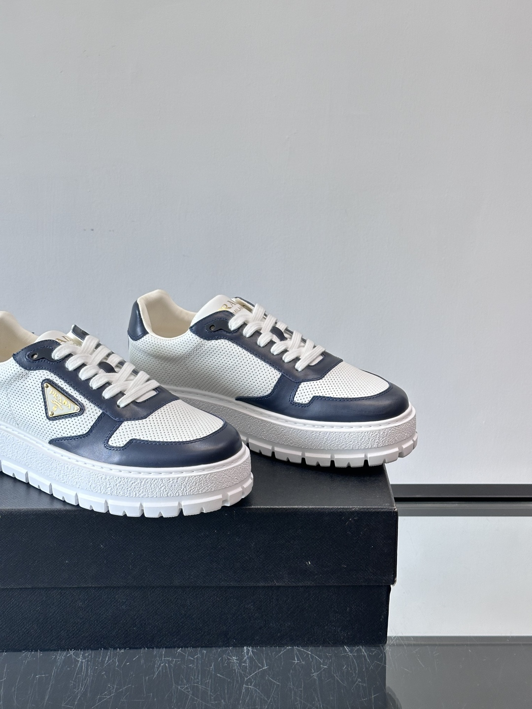 ◾️▫️P 家高品质原单精品男士运动鞋👟，运动鞋融优雅的创意设计以及Pra*系列典型的材质于一身。彰显品