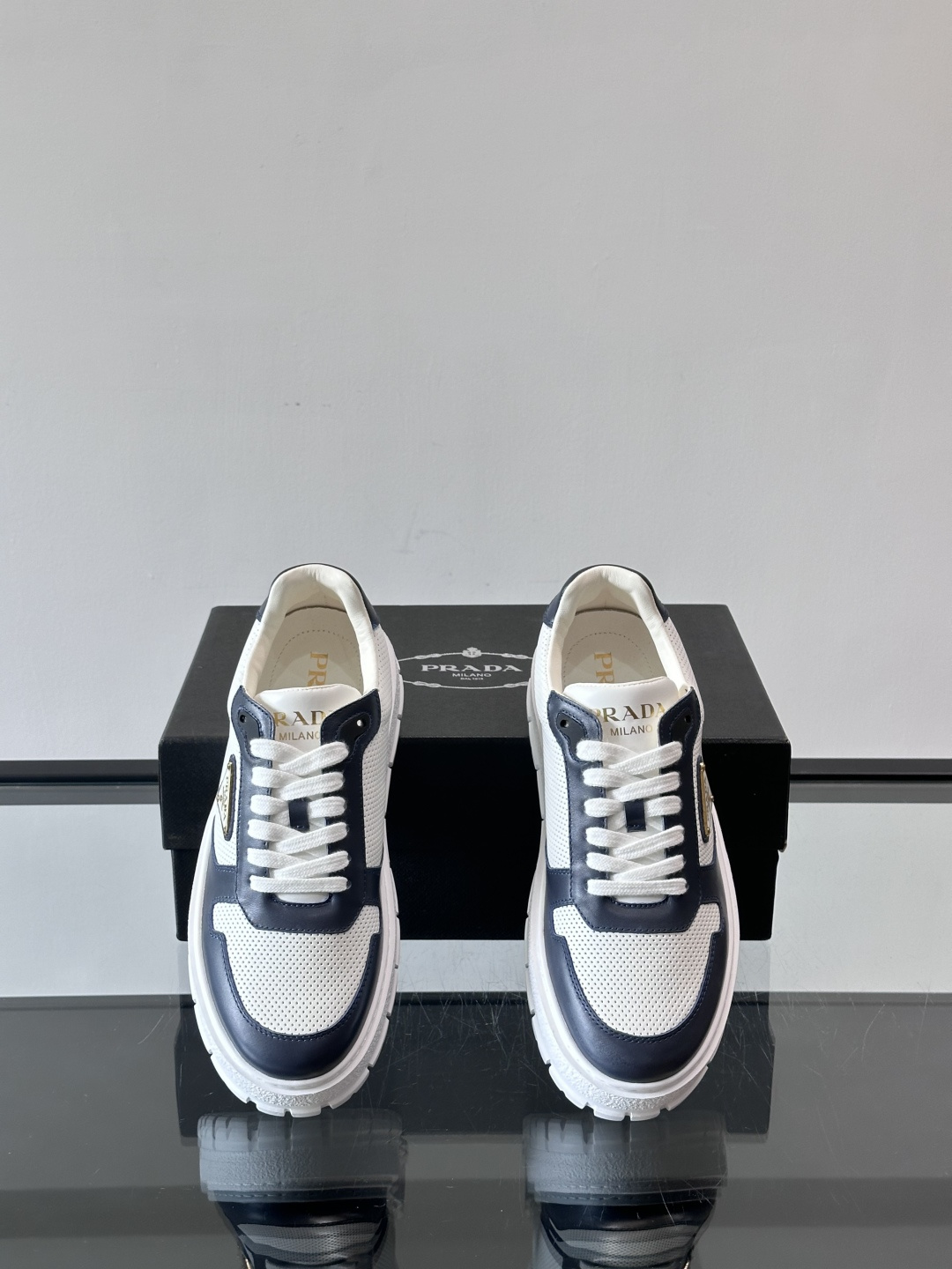 ◾️▫️P 家高品质原单精品男士运动鞋👟，运动鞋融优雅的创意设计以及Pra*系列典型的材质于一身。彰显品