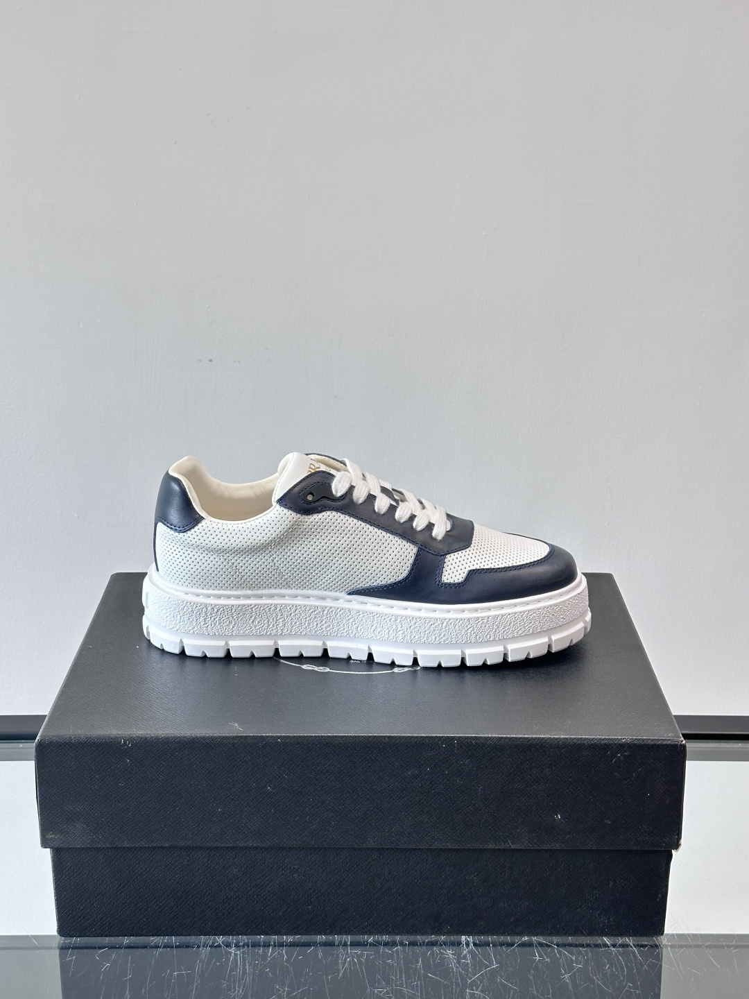 ◾️▫️P 家高品质原单精品男士运动鞋👟，运动鞋融优雅的创意设计以及Pra*系列典型的材质于一身。彰显品