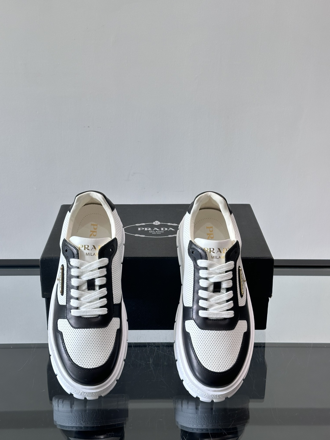 ◾️▫️P 家高品质原单精品男士运动鞋👟，运动鞋融优雅的创意设计以及Pra*系列典型的材质于一身。彰显品