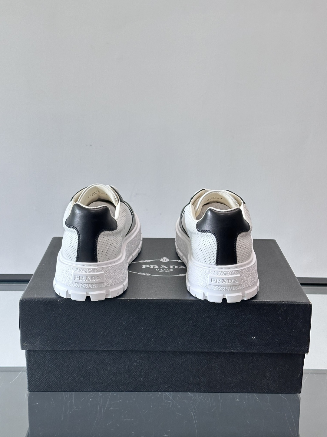 ◾️▫️P 家高品质原单精品男士运动鞋👟，运动鞋融优雅的创意设计以及Pra*系列典型的材质于一身。彰显品