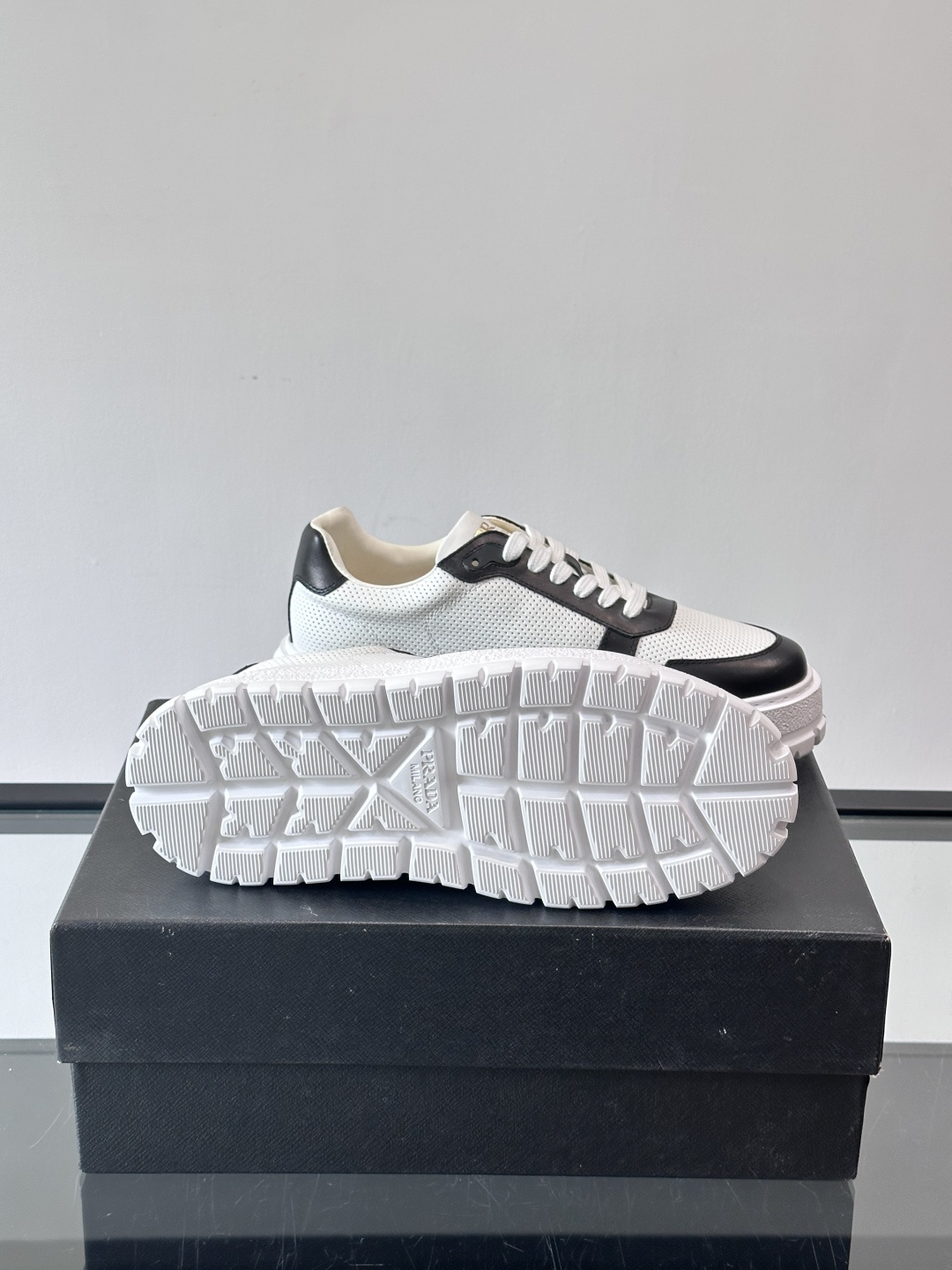 ◾️▫️P 家高品质原单精品男士运动鞋👟，运动鞋融优雅的创意设计以及Pra*系列典型的材质于一身。彰显品