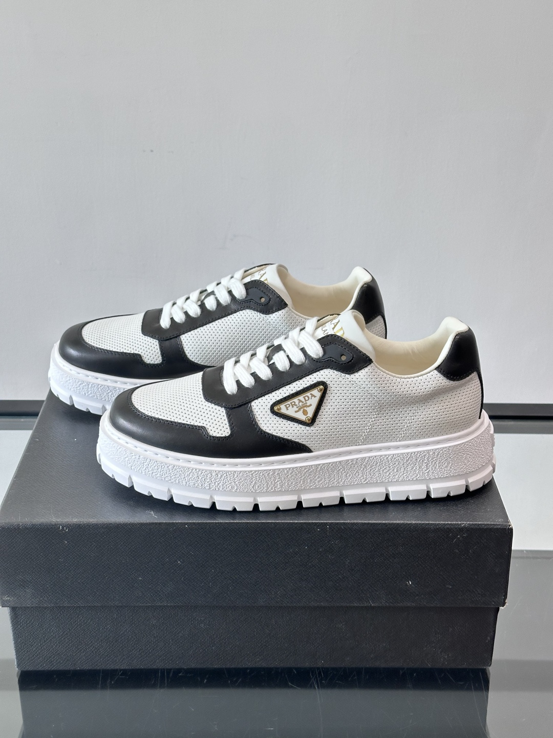 ◾️▫️P 家高品质原单精品男士运动鞋👟，运动鞋融优雅的创意设计以及Pra*系列典型的材质于一身。彰显品