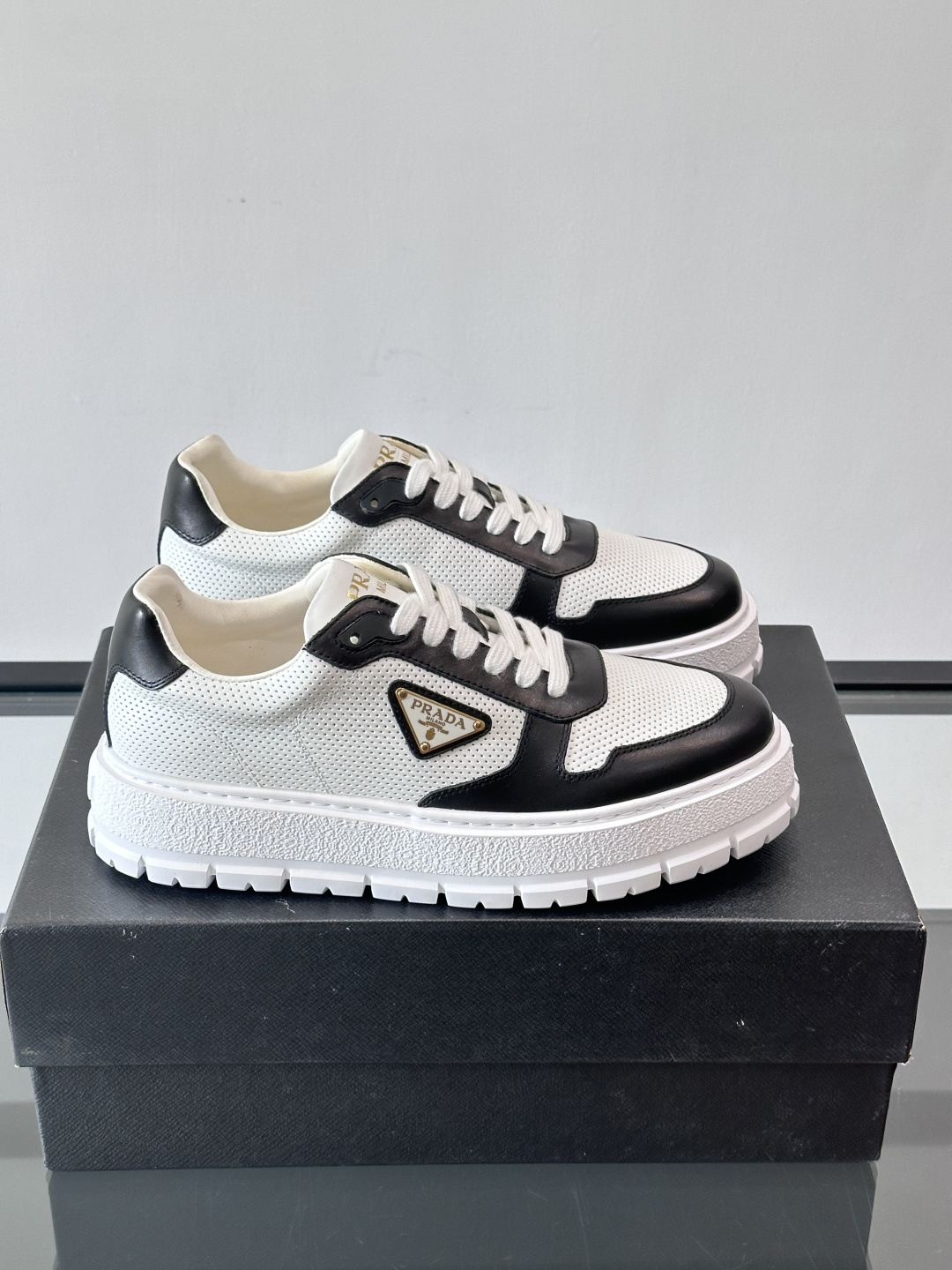 ◾️▫️P 家高品质原单精品男士运动鞋👟，运动鞋融优雅的创意设计以及Pra*系列典型的材质于一身。彰显品