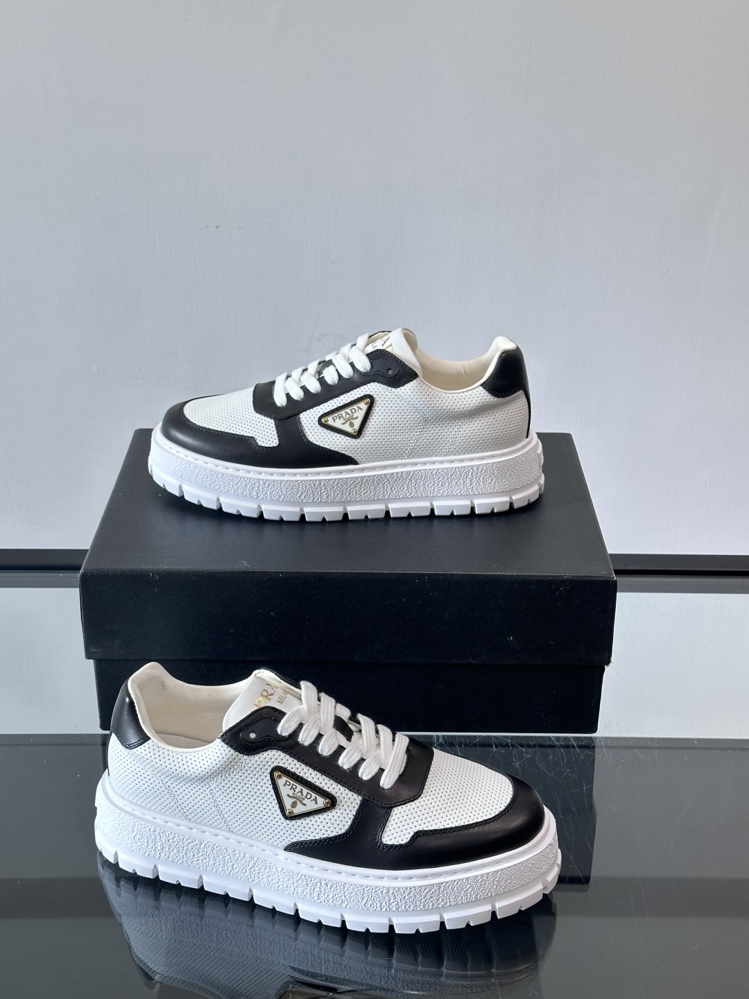 ◾️▫️P 家高品质原单精品男士运动鞋👟，运动鞋融优雅的创意设计以及Pra*系列典型的材质于一身。彰显品