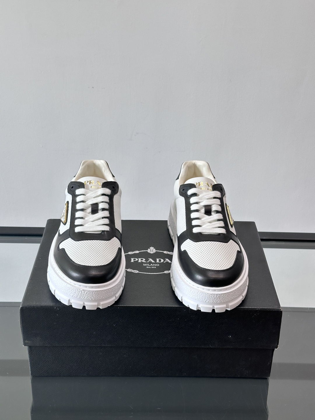 ◾️▫️P 家高品质原单精品男士运动鞋👟，运动鞋融优雅的创意设计以及Pra*系列典型的材质于一身。彰显品