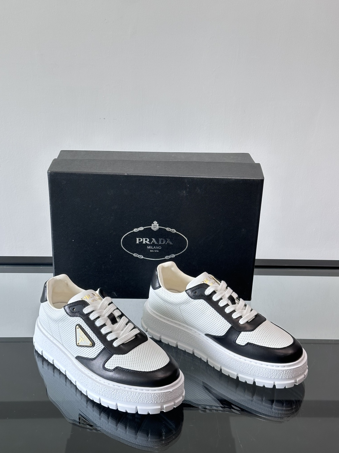 ◾️▫️P 家高品质原单精品男士运动鞋👟，运动鞋融优雅的创意设计以及Pra*系列典型的材质于一身。彰显品