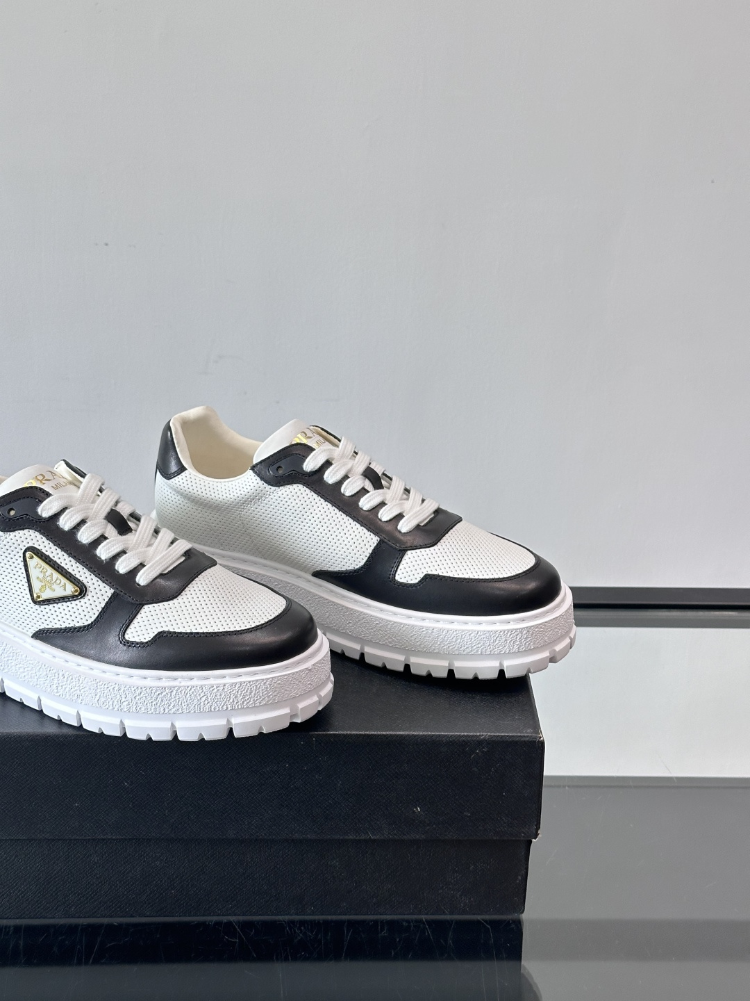 ◾️▫️P 家高品质原单精品男士运动鞋👟，运动鞋融优雅的创意设计以及Pra*系列典型的材质于一身。彰显品