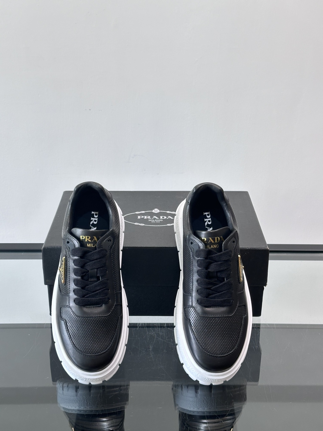 ◾️▫️P 家高品质原单精品男士运动鞋👟，运动鞋融优雅的创意设计以及Pra*系列典型的材质于一身。彰显品