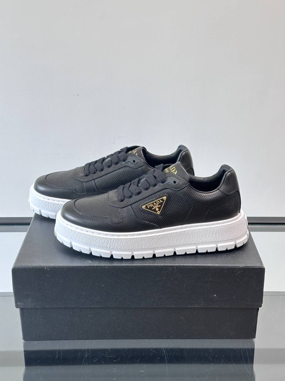 ◾️▫️P 家高品质原单精品男士运动鞋👟，运动鞋融优雅的创意设计以及Pra*系列典型的材质于一身。彰显品