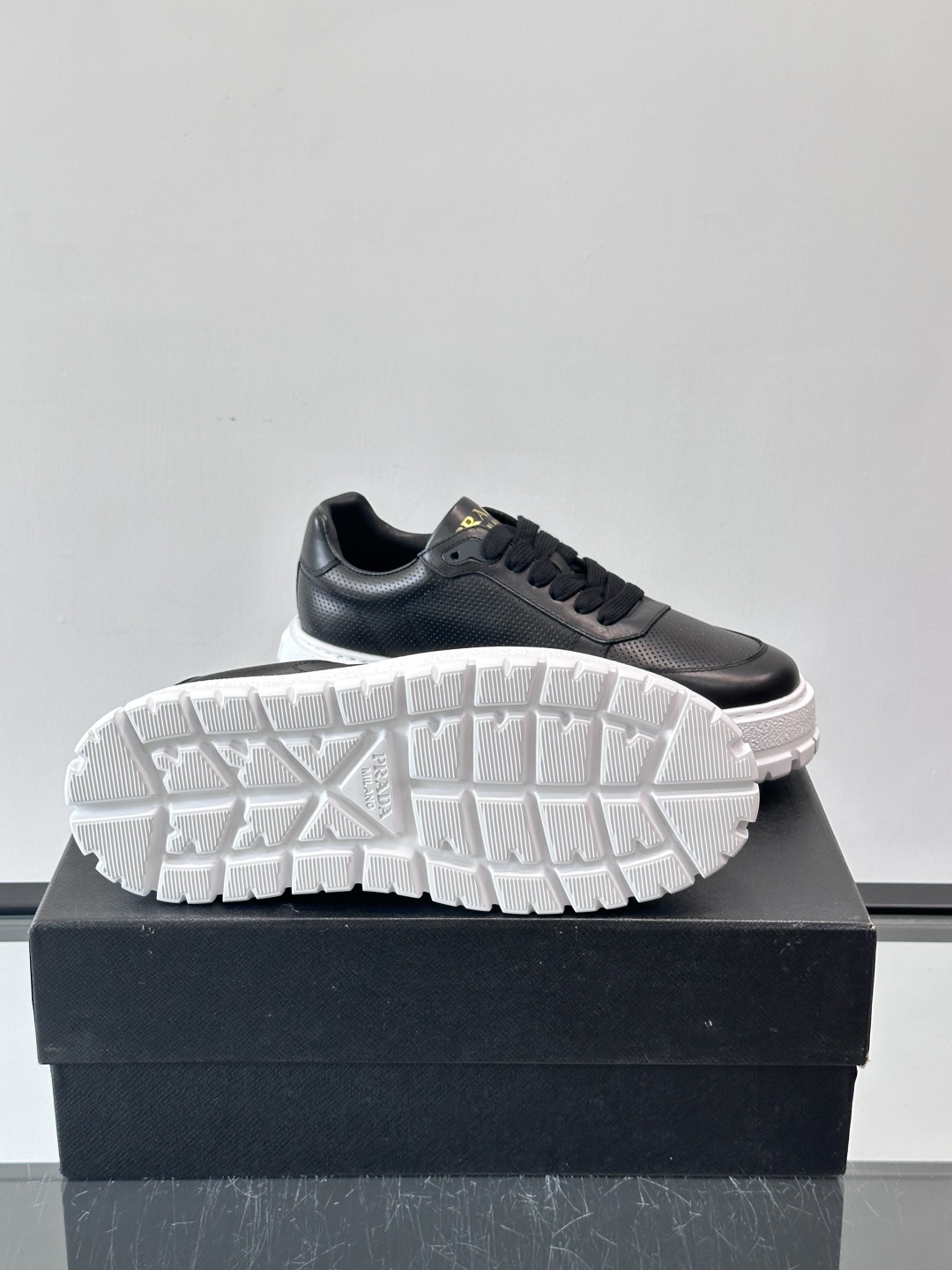 ◾️▫️P 家高品质原单精品男士运动鞋👟，运动鞋融优雅的创意设计以及Pra*系列典型的材质于一身。彰显品