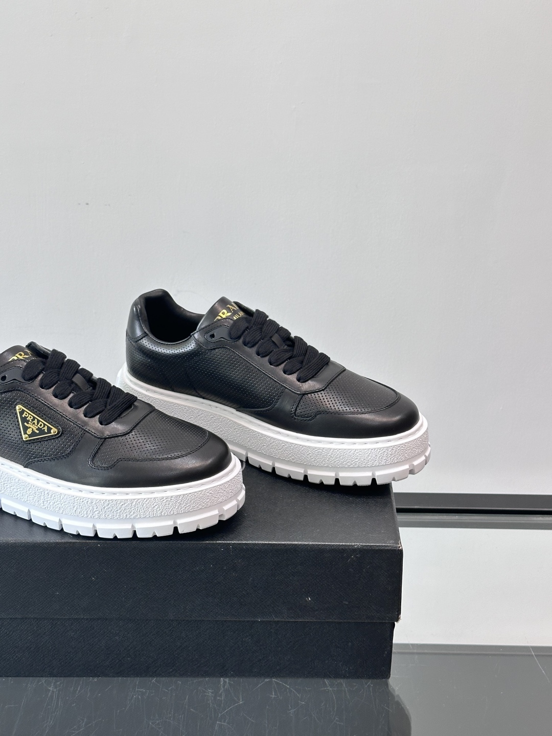 ◾️▫️P 家高品质原单精品男士运动鞋👟，运动鞋融优雅的创意设计以及Pra*系列典型的材质于一身。彰显品