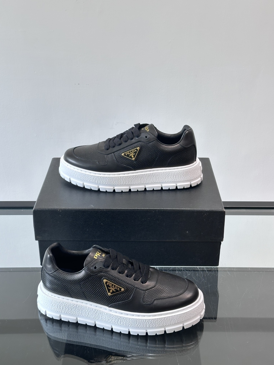 ◾️▫️P 家高品质原单精品男士运动鞋👟，运动鞋融优雅的创意设计以及Pra*系列典型的材质于一身。彰显品