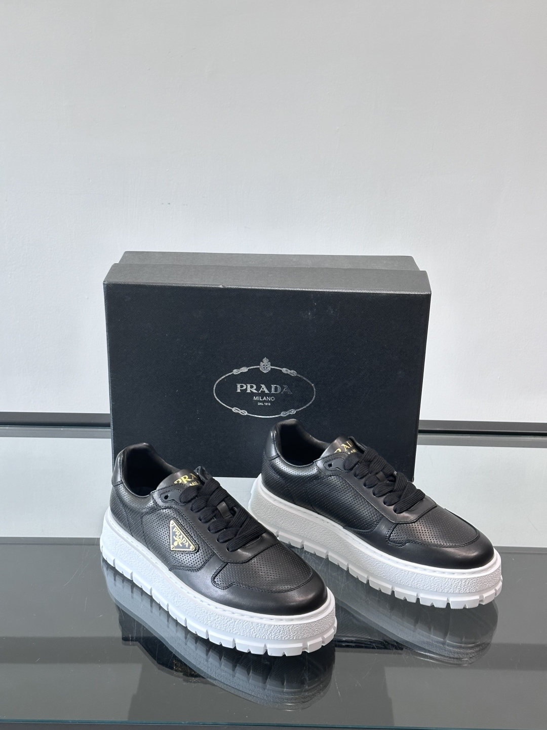 ◾️▫️P 家高品质原单精品男士运动鞋👟，运动鞋融优雅的创意设计以及Pra*系列典型的材质于一身。彰显品