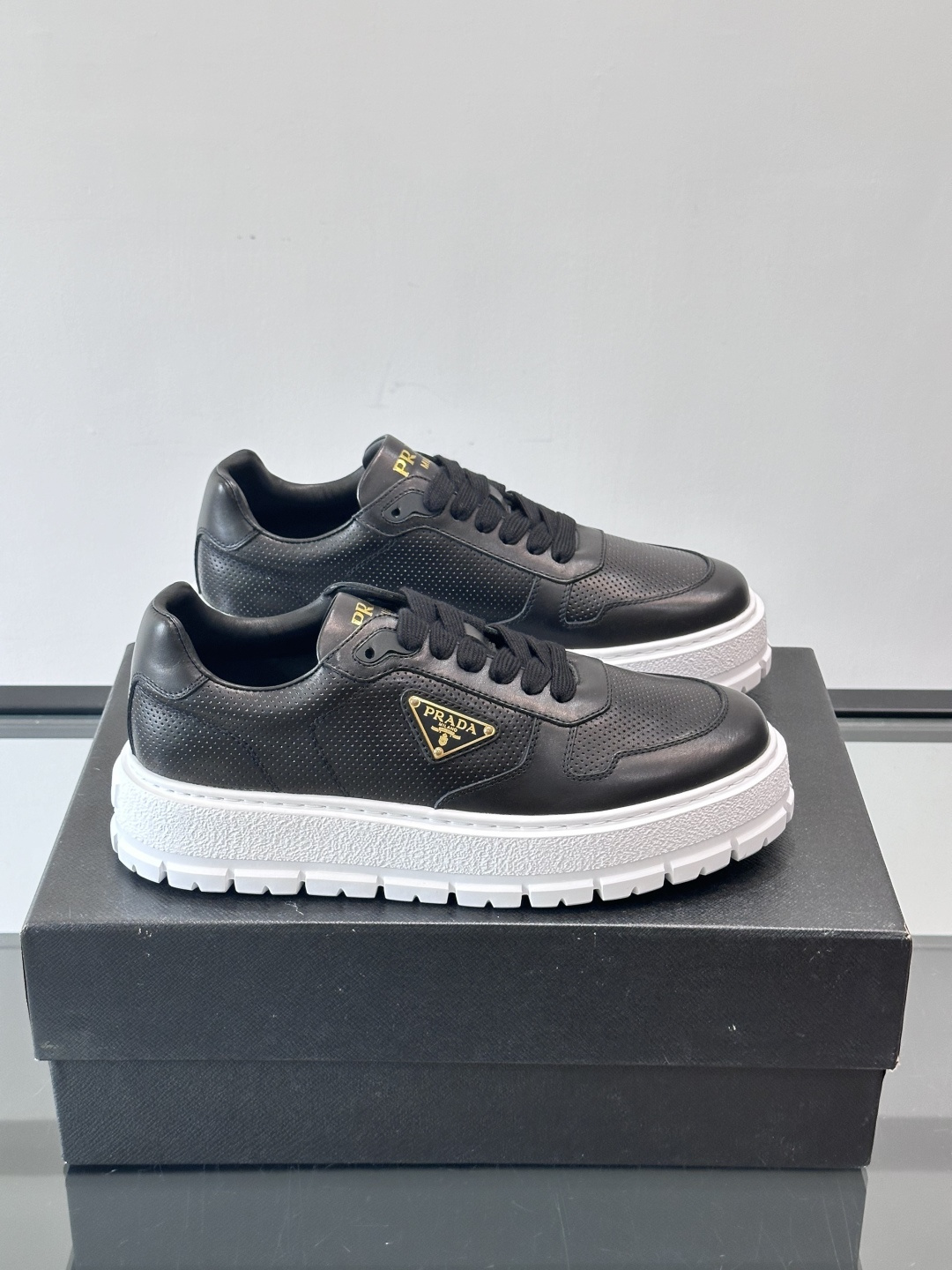 ◾️▫️P 家高品质原单精品男士运动鞋👟，运动鞋融优雅的创意设计以及Pra*系列典型的材质于一身。彰显品