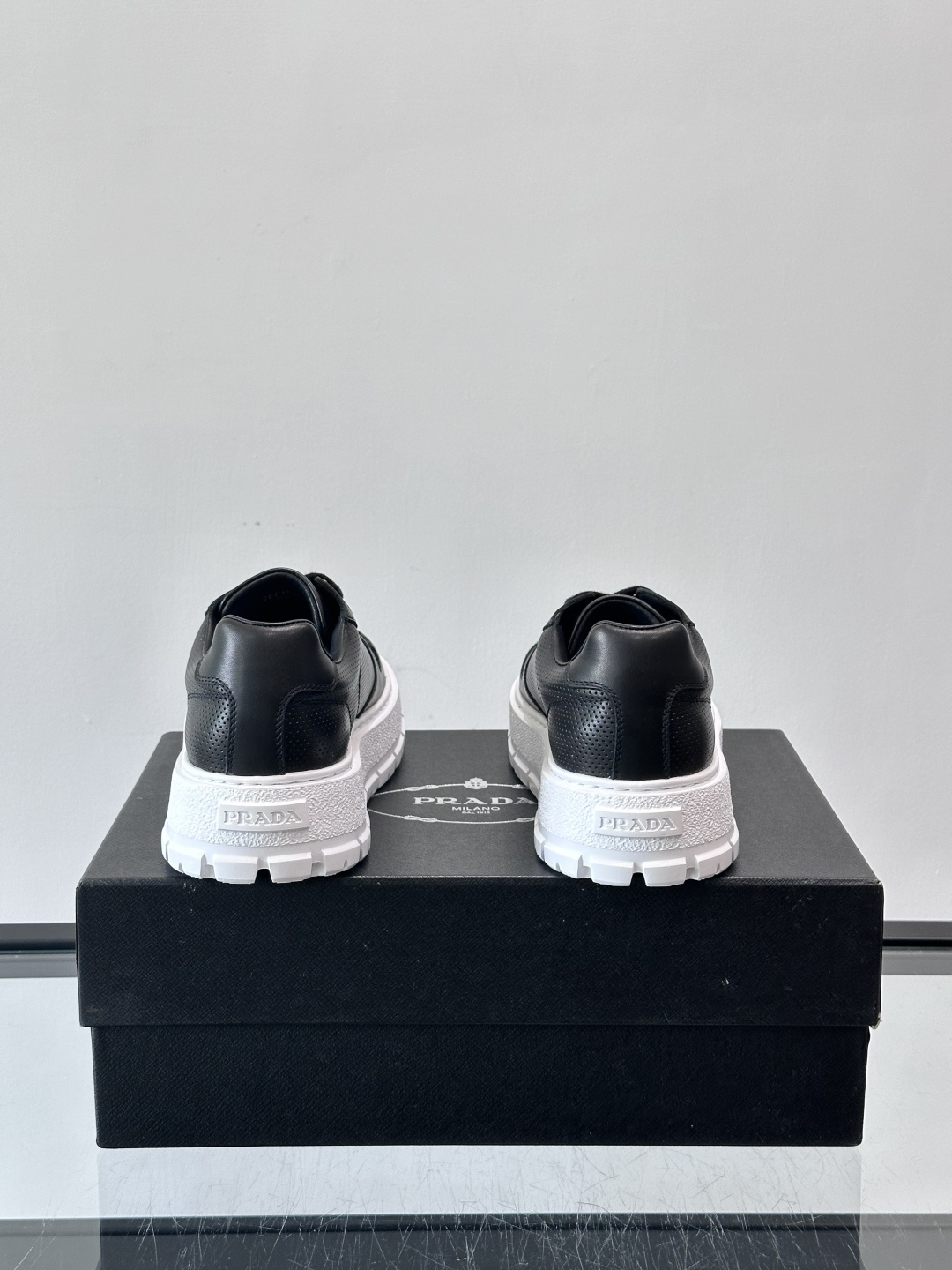 ◾️▫️P 家高品质原单精品男士运动鞋👟，运动鞋融优雅的创意设计以及Pra*系列典型的材质于一身。彰显品