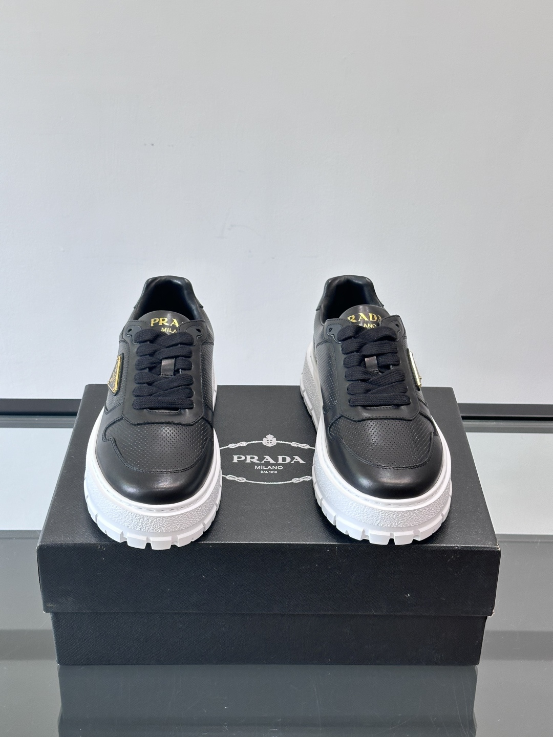 ◾️▫️P 家高品质原单精品男士运动鞋👟，运动鞋融优雅的创意设计以及Pra*系列典型的材质于一身。彰显品