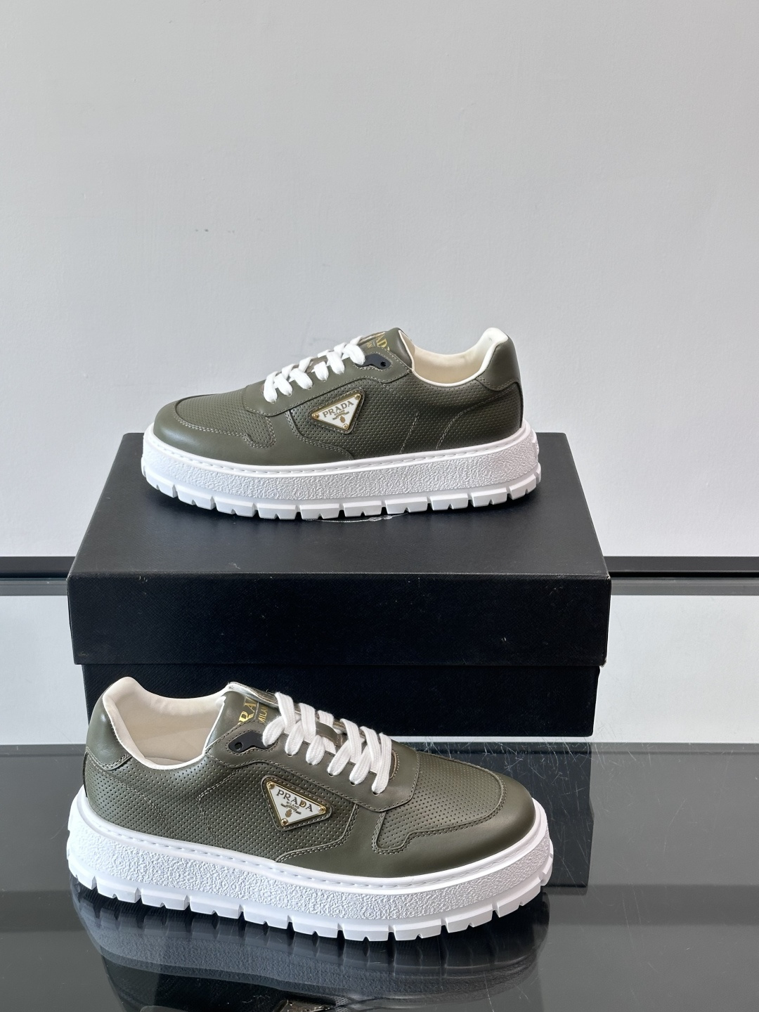 ◾️▫️P 家高品质原单精品男士运动鞋👟，运动鞋融优雅的创意设计以及Pra*系列典型的材质于一身。彰显品