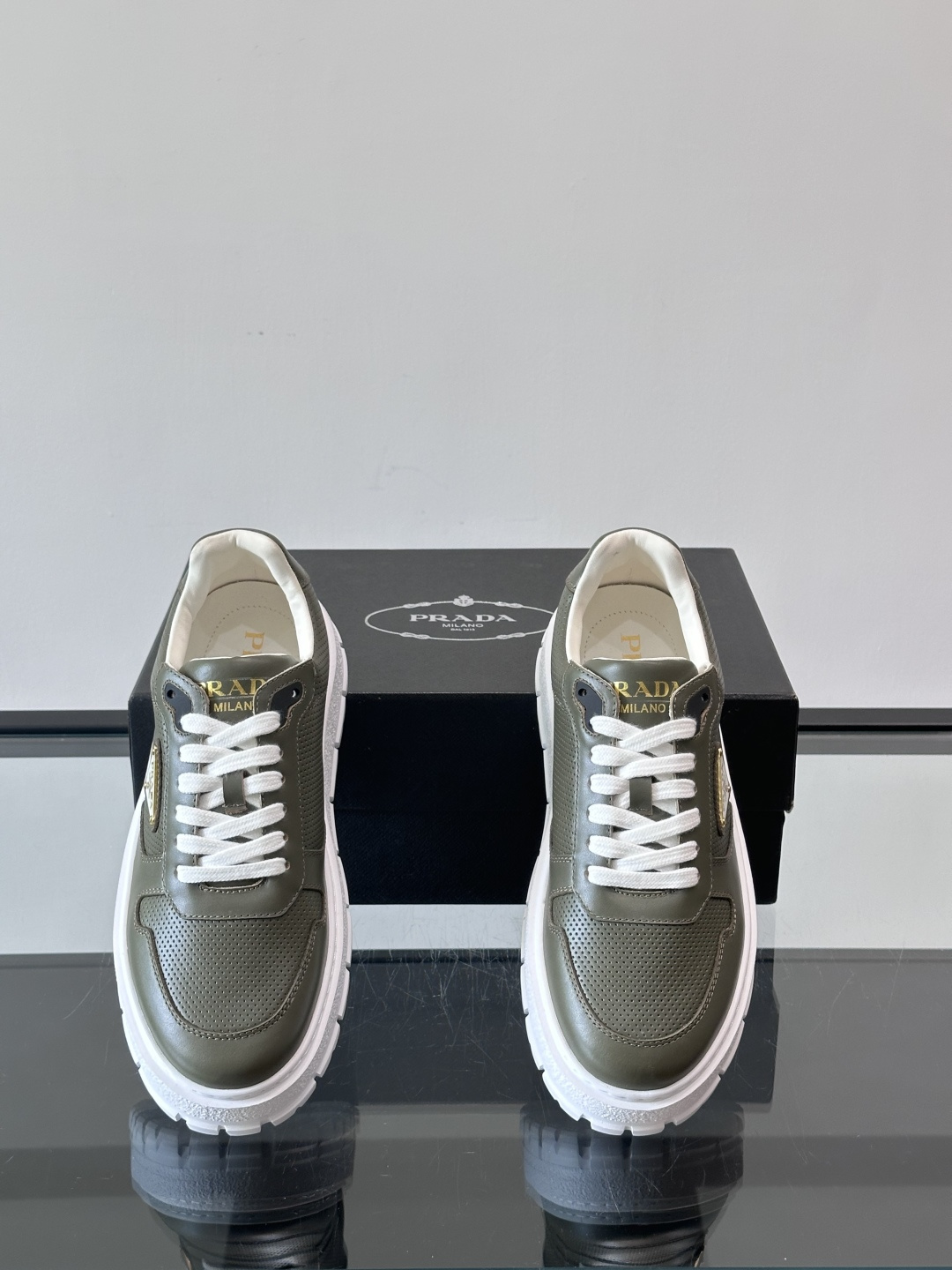 ◾️▫️P 家高品质原单精品男士运动鞋👟，运动鞋融优雅的创意设计以及Pra*系列典型的材质于一身。彰显品