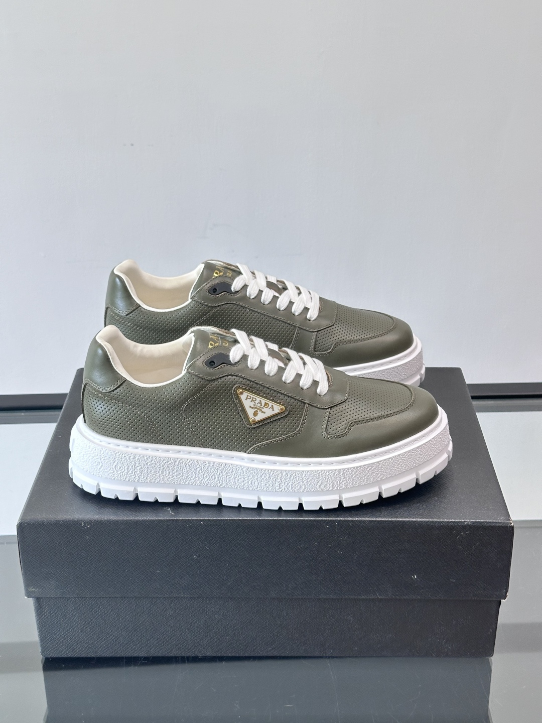 ◾️▫️P 家高品质原单精品男士运动鞋👟，运动鞋融优雅的创意设计以及Pra*系列典型的材质于一身。彰显品