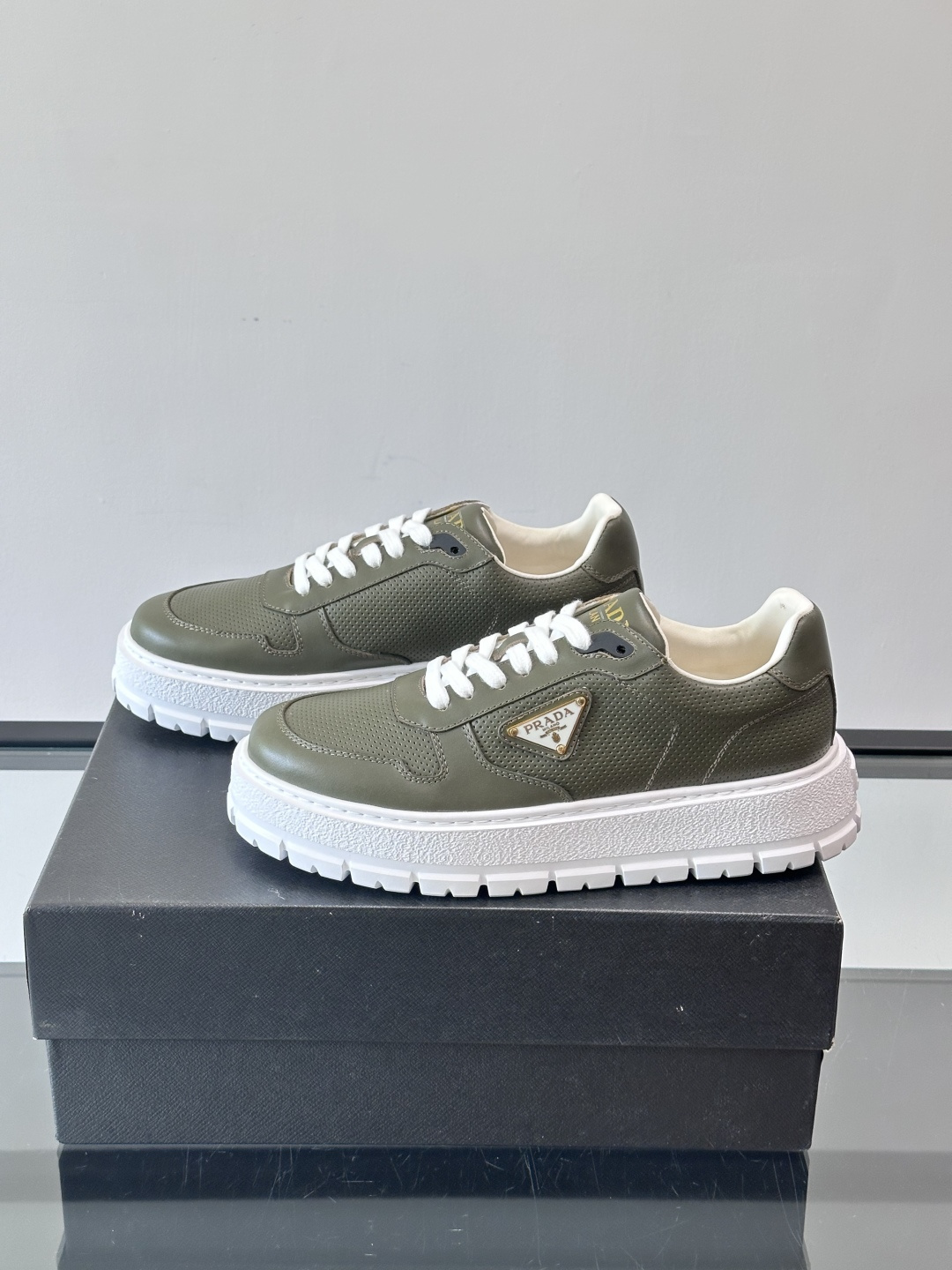 ◾️▫️P 家高品质原单精品男士运动鞋👟，运动鞋融优雅的创意设计以及Pra*系列典型的材质于一身。彰显品