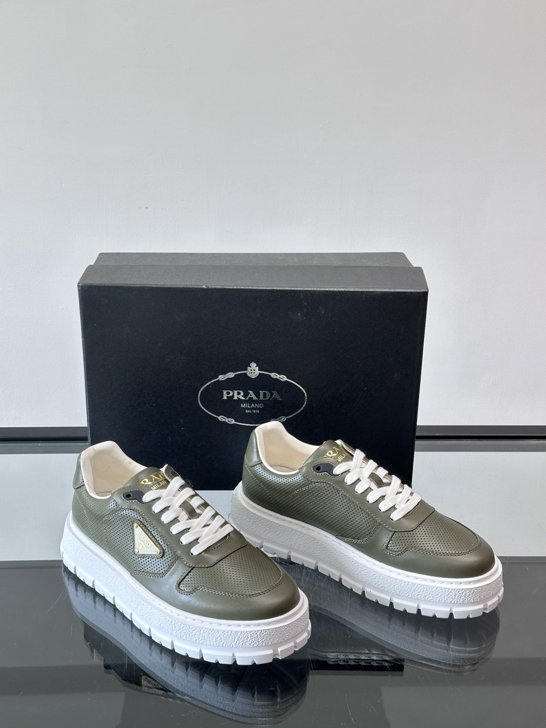 ◾️▫️P 家高品质原单精品男士运动鞋👟，运动鞋融优雅的创意设计以及Pra*系列典型的材质于一身。彰显品