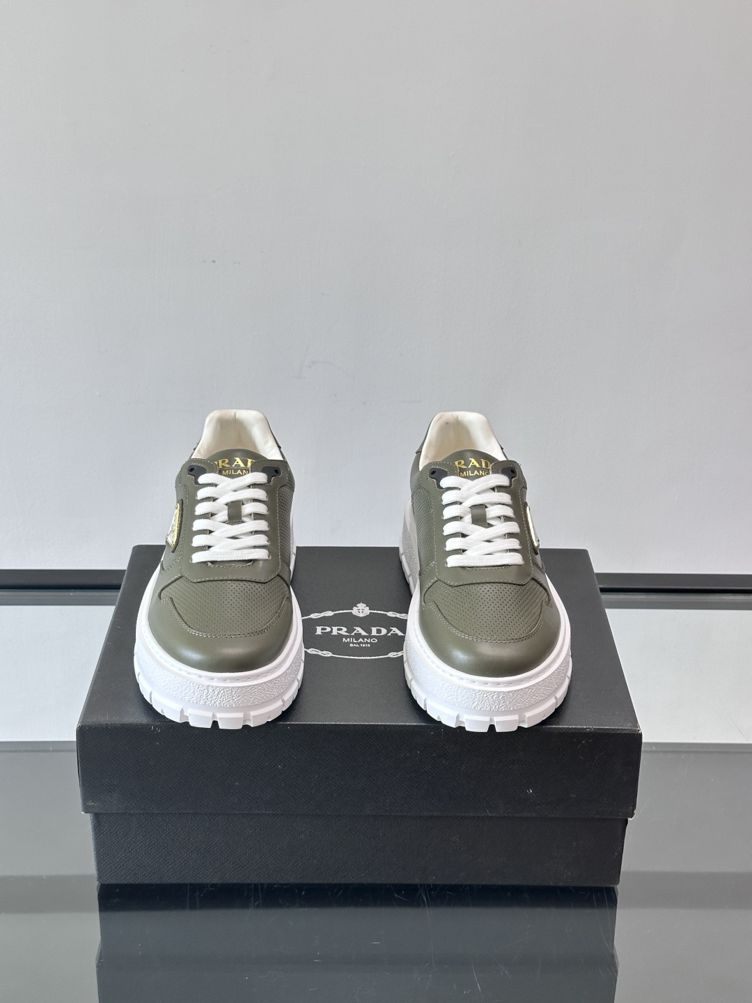 ◾️▫️P 家高品质原单精品男士运动鞋👟，运动鞋融优雅的创意设计以及Pra*系列典型的材质于一身。彰显品