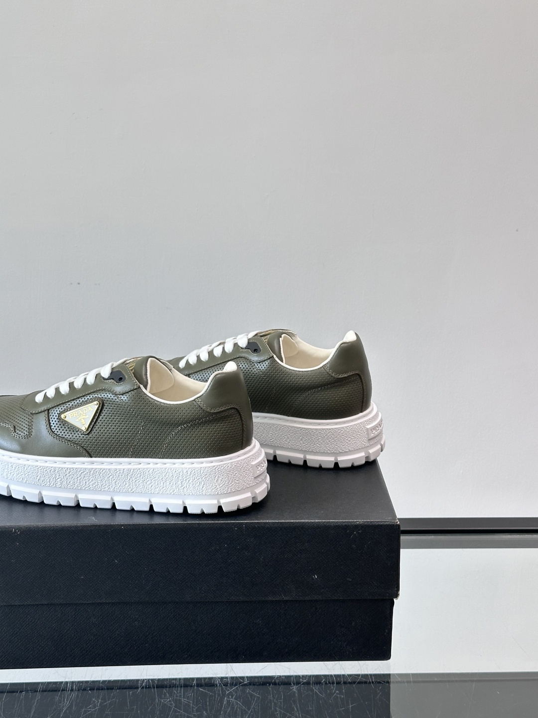 ◾️▫️P 家高品质原单精品男士运动鞋👟，运动鞋融优雅的创意设计以及Pra*系列典型的材质于一身。彰显品